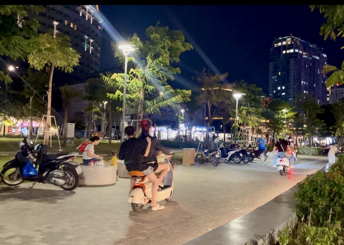 CLIP: Bất chấp rào chắn, xe máy vẫn ồ ạt chạy vào Công viên Bãi Sau, phường Vũng Tàu- Ảnh 1. CLIP: Bất chấp rào chắn, xe máy vẫn ồ ạt chạy vào Công viên Bãi Sau, phường Vũng Tàu- Ảnh 1.
