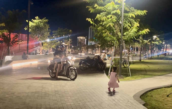 CLIP: Bất chấp rào chắn, xe máy vẫn ồ ạt chạy vào Công viên Bãi Sau, phường Vũng Tàu- Ảnh 2. CLIP: Bất chấp rào chắn, xe máy vẫn ồ ạt chạy vào Công viên Bãi Sau, phường Vũng Tàu- Ảnh 2.