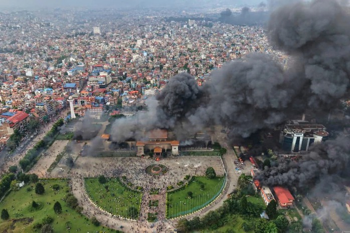 Cảnh tượng đổ nát ở Nepal sau nhiều ngày biểu tình bạo lực- Ảnh 1.