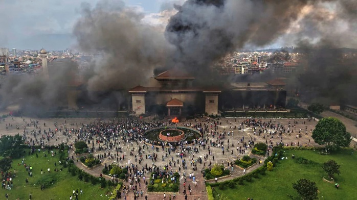 Nepal hỗn loạn: Quân đội ra tay, lộ diện ứng viên thủ tướng lâm thời- Ảnh 4. Nepal hỗn loạn: Quân đội ra tay, lộ diện ứng viên thủ tướng lâm thời- Ảnh 4.