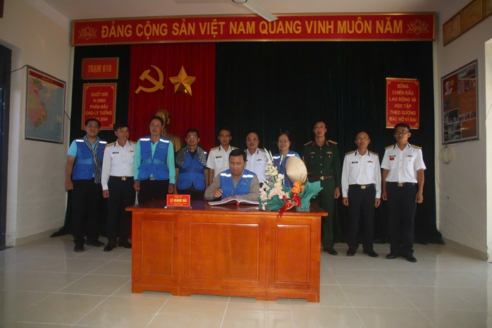 Đoàn đại biểu TP HCM mang hơi ấm hậu phương ra đảo Thổ Chu- Ảnh 10. Đoàn đại biểu TP HCM mang hơi ấm hậu phương ra đảo Thổ Chu- Ảnh 10.