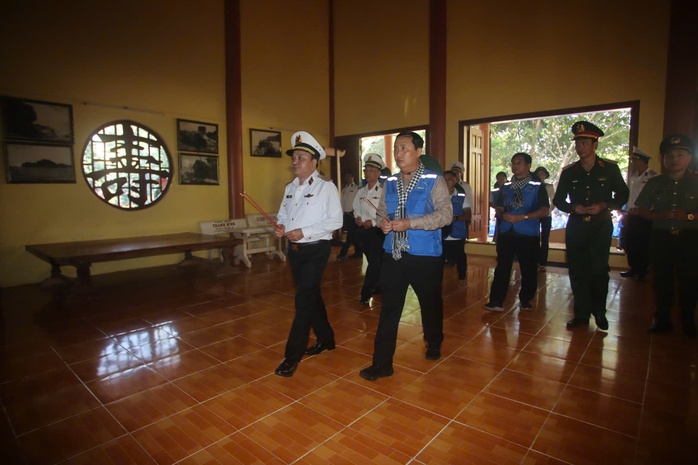 Đoàn đại biểu TP HCM mang hơi ấm hậu phương ra đảo Thổ Chu- Ảnh 2. Đoàn đại biểu TP HCM mang hơi ấm hậu phương ra đảo Thổ Chu- Ảnh 2.
