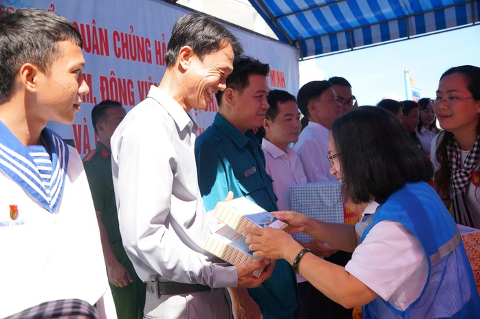 Đoàn đại biểu TP HCM mang hơi ấm hậu phương ra đảo Thổ Chu- Ảnh 3. Đoàn đại biểu TP HCM mang hơi ấm hậu phương ra đảo Thổ Chu- Ảnh 3.