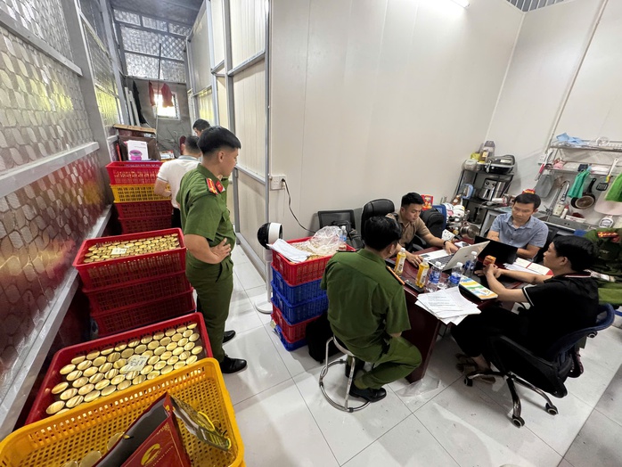 Phát hiện hơn 38.000 lọ nước yến giả, bán đi khắp Đà Nẵng, Hải Phòng, Thanh Hóa- Ảnh 1.