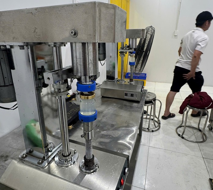Phát hiện hơn 38.000 lọ nước yến giả, bán đi khắp Đà Nẵng, Hải Phòng, Thanh Hóa- Ảnh 2.
