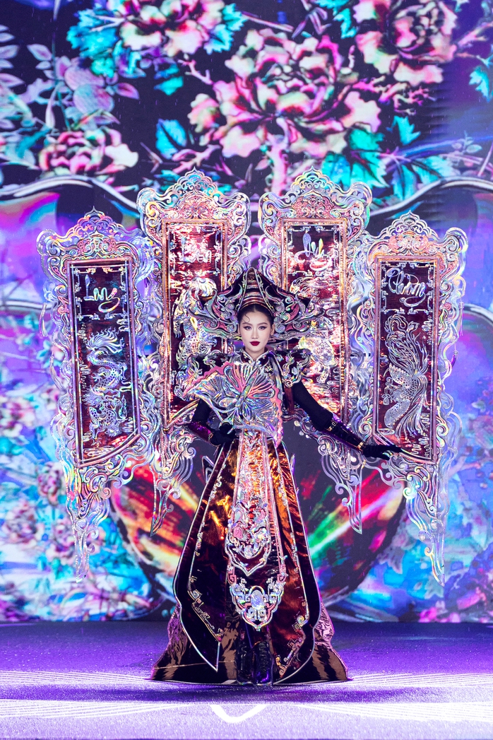 Cảnh tượng chưa từng có ở Miss Grand VietNam
- Ảnh 12. Cảnh tượng chưa từng có ở Miss Grand VietNam
- Ảnh 12.