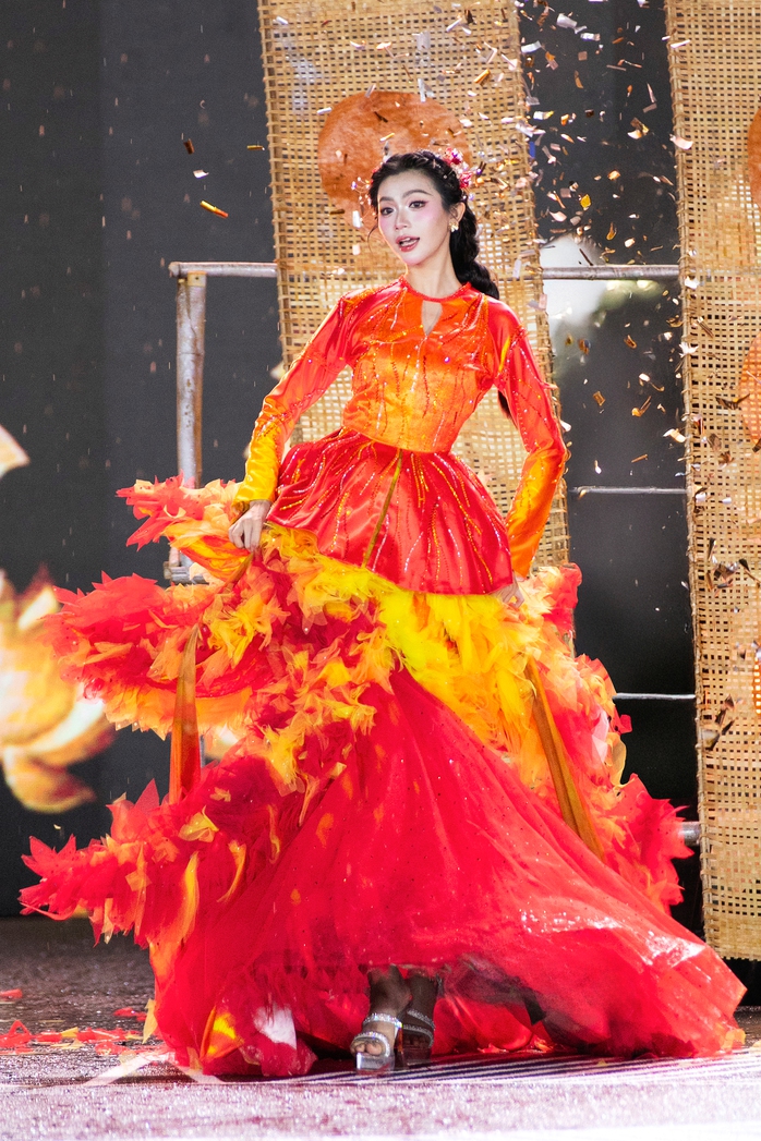 Cảnh tượng chưa từng có ở Miss Grand VietNam
- Ảnh 20. Cảnh tượng chưa từng có ở Miss Grand VietNam
- Ảnh 20.