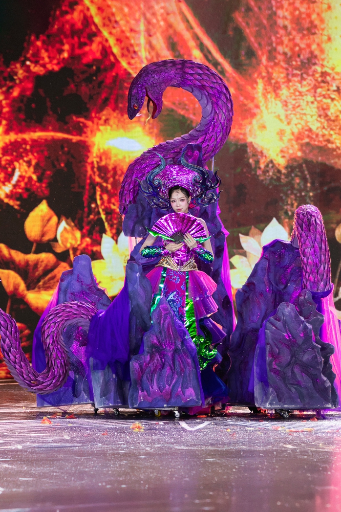 Cảnh tượng chưa từng có ở Miss Grand VietNam
- Ảnh 14. Cảnh tượng chưa từng có ở Miss Grand VietNam
- Ảnh 14.