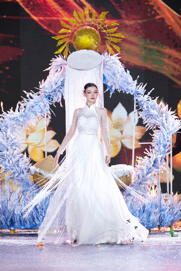 Cảnh tượng chưa từng có ở Miss Grand VietNam
- Ảnh 32. Cảnh tượng chưa từng có ở Miss Grand VietNam
- Ảnh 32.