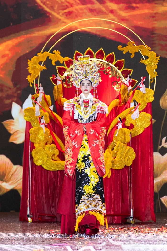 Cảnh tượng chưa từng có ở Miss Grand VietNam
- Ảnh 13. Cảnh tượng chưa từng có ở Miss Grand VietNam
- Ảnh 13.