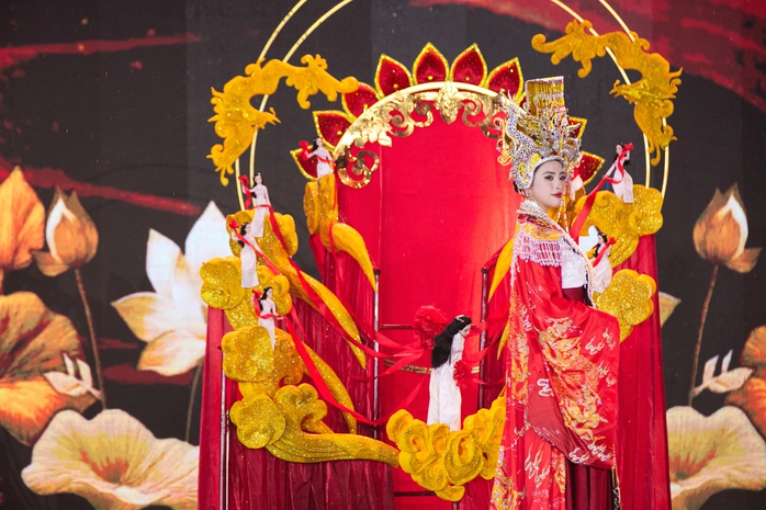 Cảnh tượng chưa từng có ở Miss Grand VietNam
- Ảnh 2. Cảnh tượng chưa từng có ở Miss Grand VietNam
- Ảnh 2.