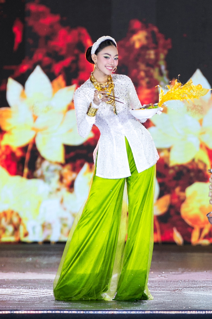Cảnh tượng chưa từng có ở Miss Grand VietNam
- Ảnh 40. Cảnh tượng chưa từng có ở Miss Grand VietNam
- Ảnh 40.