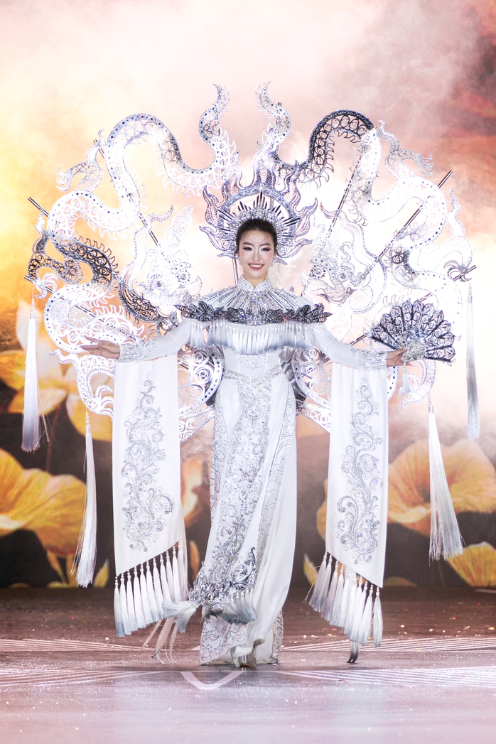 Cảnh tượng chưa từng có ở Miss Grand VietNam
- Ảnh 37. Cảnh tượng chưa từng có ở Miss Grand VietNam
- Ảnh 37.