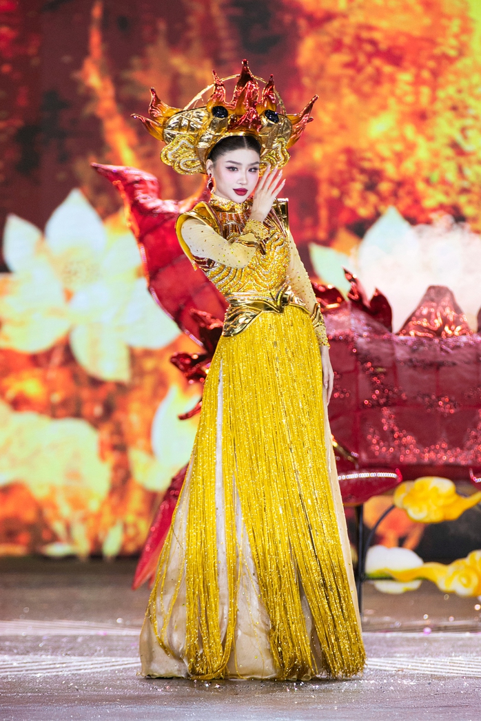 Cảnh tượng chưa từng có ở Miss Grand VietNam
- Ảnh 24. Cảnh tượng chưa từng có ở Miss Grand VietNam
- Ảnh 24.