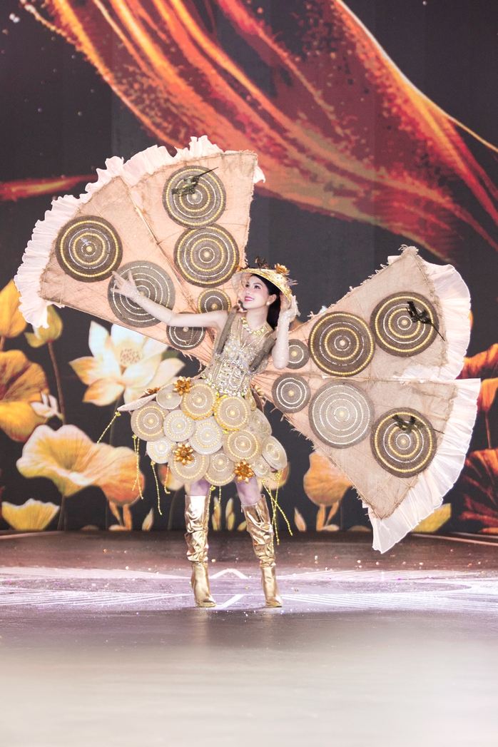 Cảnh tượng chưa từng có ở Miss Grand VietNam
- Ảnh 36. Cảnh tượng chưa từng có ở Miss Grand VietNam
- Ảnh 36.