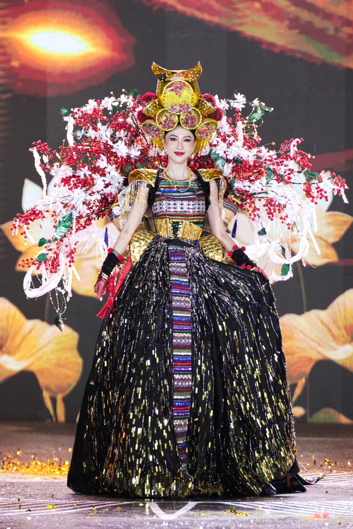 Cảnh tượng chưa từng có ở Miss Grand VietNam
- Ảnh 23. Cảnh tượng chưa từng có ở Miss Grand VietNam
- Ảnh 23.