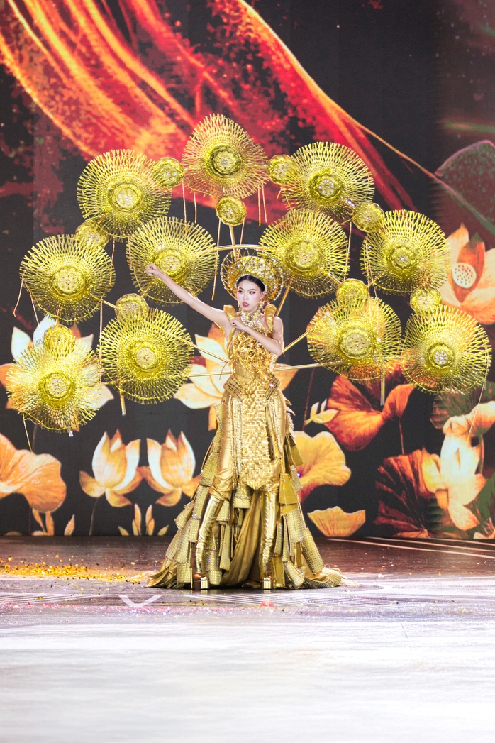Cảnh tượng chưa từng có ở Miss Grand VietNam
- Ảnh 22. Cảnh tượng chưa từng có ở Miss Grand VietNam
- Ảnh 22.