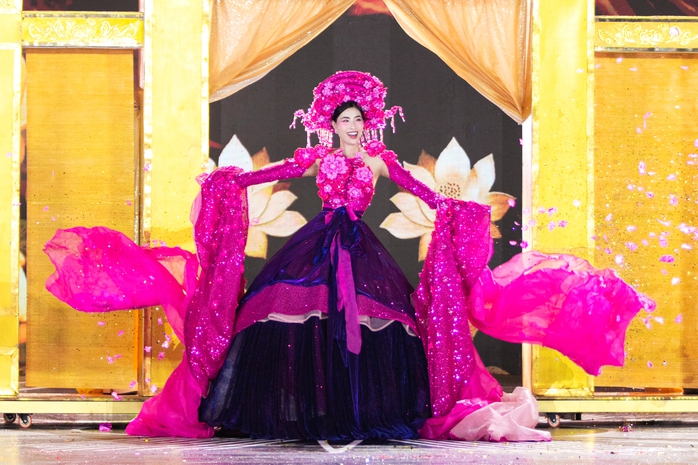 Cảnh tượng chưa từng có ở Miss Grand VietNam
- Ảnh 10. Cảnh tượng chưa từng có ở Miss Grand VietNam
- Ảnh 10.