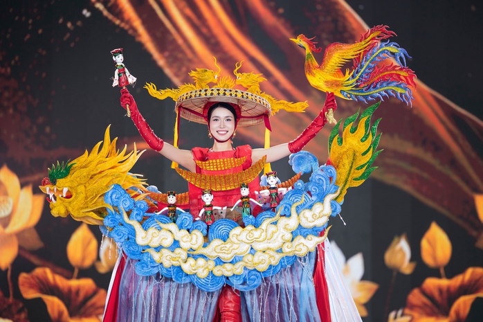Cảnh tượng chưa từng có ở Miss Grand VietNam
- Ảnh 4. Cảnh tượng chưa từng có ở Miss Grand VietNam
- Ảnh 4.