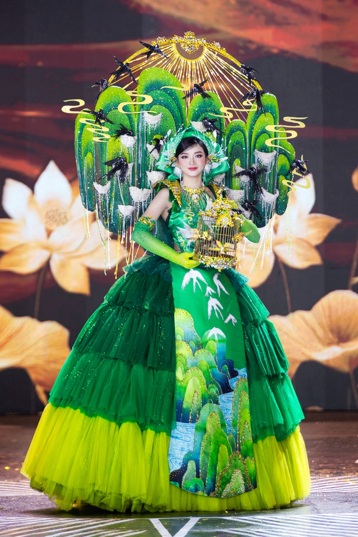 Cảnh tượng chưa từng có ở Miss Grand VietNam
- Ảnh 8. Cảnh tượng chưa từng có ở Miss Grand VietNam
- Ảnh 8.