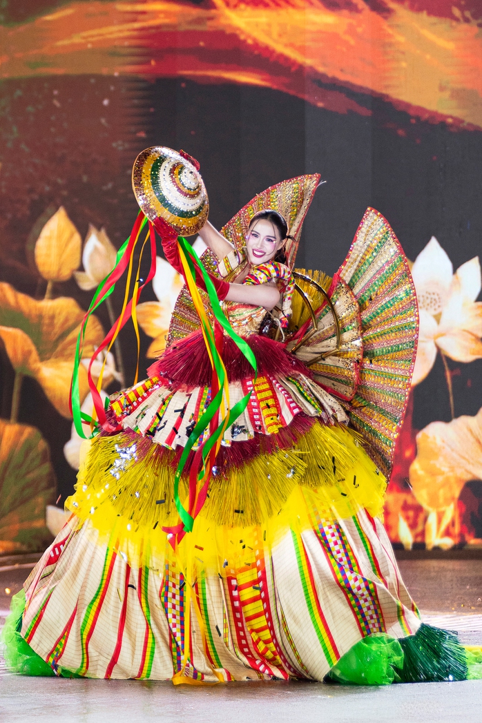 Cảnh tượng chưa từng có ở Miss Grand VietNam
- Ảnh 7. Cảnh tượng chưa từng có ở Miss Grand VietNam
- Ảnh 7.