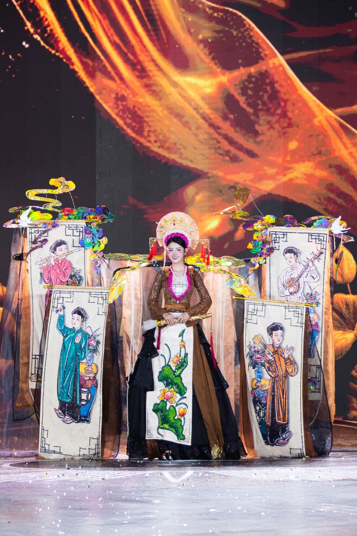 Cảnh tượng chưa từng có ở Miss Grand VietNam
- Ảnh 3. Cảnh tượng chưa từng có ở Miss Grand VietNam
- Ảnh 3.