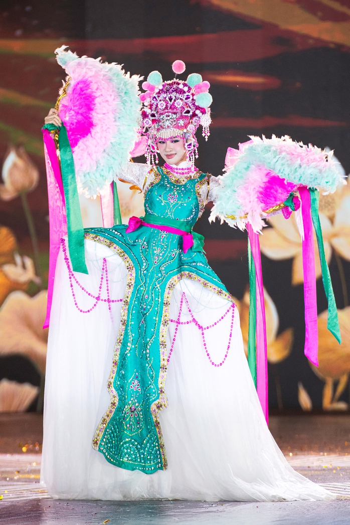 Cảnh tượng chưa từng có ở Miss Grand VietNam
- Ảnh 11. Cảnh tượng chưa từng có ở Miss Grand VietNam
- Ảnh 11.