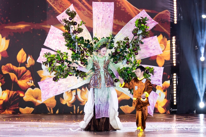 Cảnh tượng chưa từng có ở Miss Grand VietNam
- Ảnh 1. Cảnh tượng chưa từng có ở Miss Grand VietNam
- Ảnh 1.