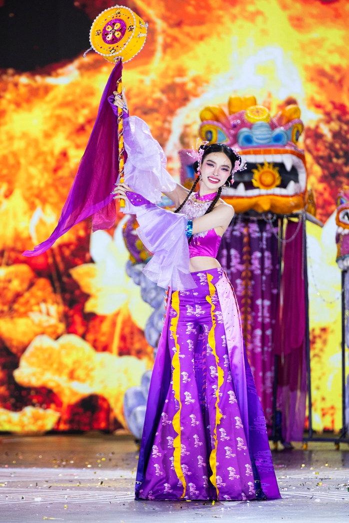 Cảnh tượng chưa từng có ở Miss Grand VietNam
- Ảnh 5. Cảnh tượng chưa từng có ở Miss Grand VietNam
- Ảnh 5.