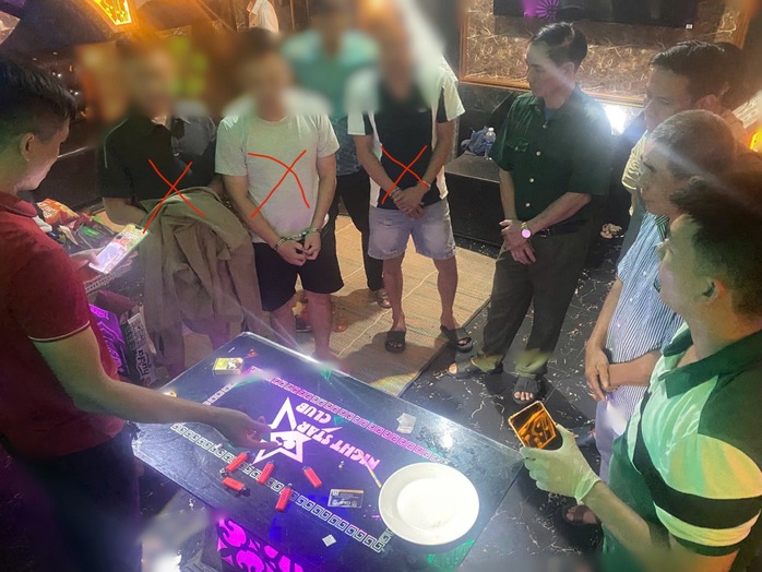Công an phát hiện điều gì trong phòng 202 quán karaoke Night Star? - Ảnh 1.