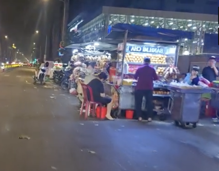 Hàng rong bát nháo trước bệnh viện, UBND phường Chợ Lớn trả lời thiếu thuyết phục - Ảnh 1.
