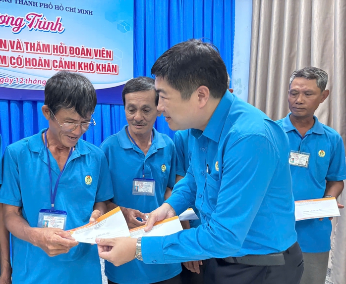 Đoàn viên nghiệp đoàn xe ôm ở TP HCM đi từ bất ngờ đến xúc động- Ảnh 1.