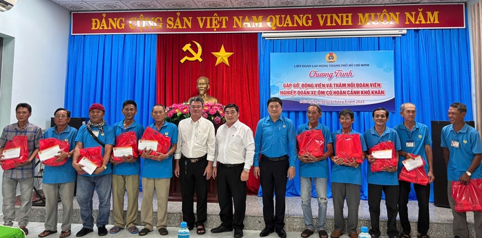 Đoàn viên nghiệp đoàn xe ôm ở TP HCM đi từ bất ngờ đến xúc động- Ảnh 2.