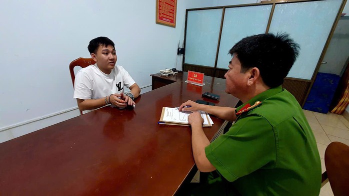 Công an Đắk Lắk bắt giữ thanh niên ném ly thủy tinh gây chết người - Ảnh 2. Công an Đắk Lắk bắt giữ thanh niên ném ly thủy tinh gây chết người - Ảnh 2.
