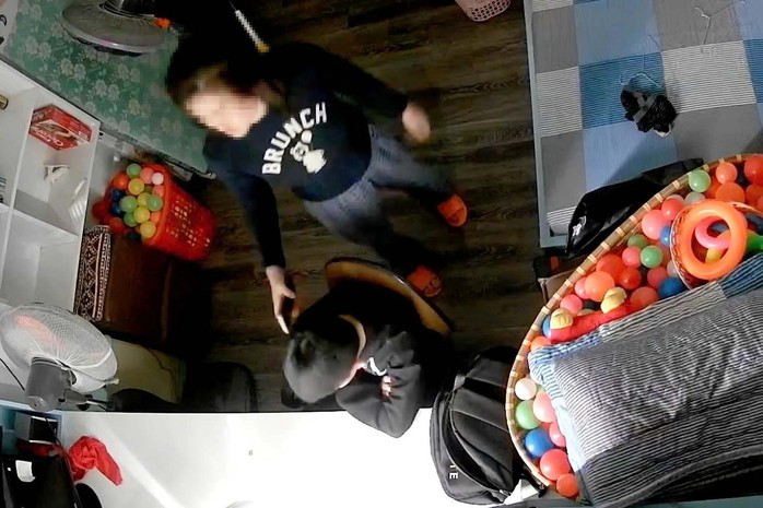 Công an Hà Nội: Xử lý nghiêm vụ bé trai viết "tâm thư kêu cứu" bị mẹ kế bạo hành- Ảnh 1.