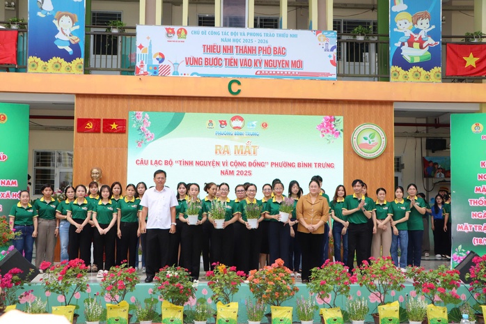 Báo Người Lao Động tặng phường Bình Trưng 2.500 lá cờ tổ quốc- Ảnh 3.