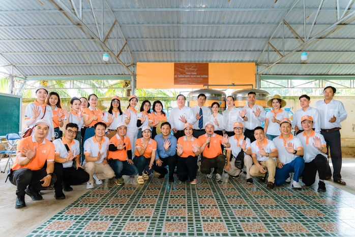Tặng phòng máy tính “xịn xò” cho học sinh vùng biên - Ảnh 3.