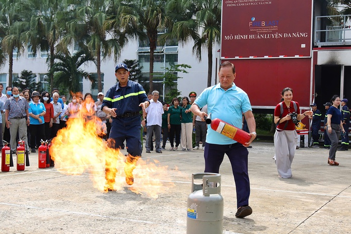 TP HCM: Tập huấn PCCC và CNCH sinh động cho người dân phường Bến Thành- Ảnh 6.