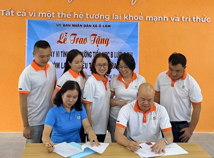 Tặng phòng máy tính “xịn xò” cho học sinh vùng biên - Ảnh 2.