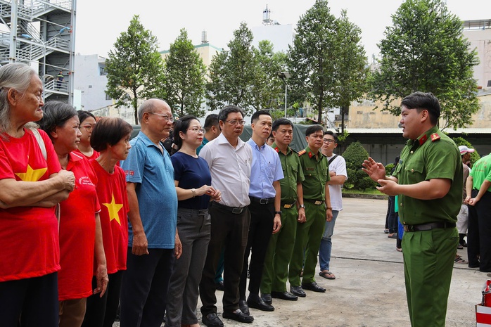 TP HCM: Tập huấn PCCC và CNCH sinh động cho người dân phường Bến Thành- Ảnh 3.