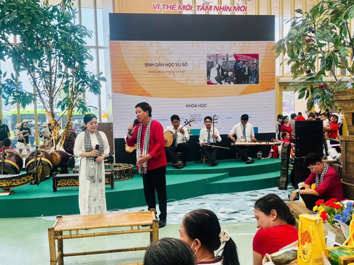 Nghệ nhân ưu tú Nguyễn Thanh Tùng, Ái Hằng tạo dấu ấn đẹp tại Hà Nội- Ảnh 4. Nghệ nhân ưu tú Nguyễn Thanh Tùng, Ái Hằng tạo dấu ấn đẹp tại Hà Nội- Ảnh 4.