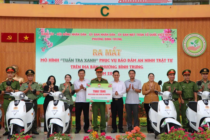 Báo Người Lao Động tặng phường Bình Trưng 2.500 lá cờ tổ quốc- Ảnh 4.