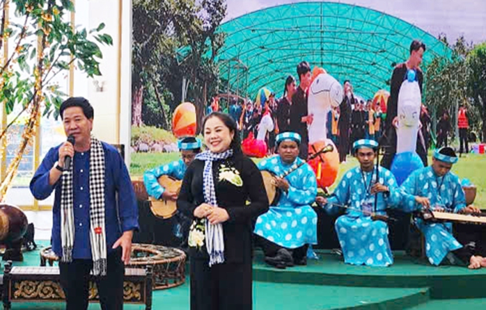 Nghệ nhân ưu tú Nguyễn Thanh Tùng, Ái Hằng tạo dấu ấn đẹp tại Hà Nội- Ảnh 1. Nghệ nhân ưu tú Nguyễn Thanh Tùng, Ái Hằng tạo dấu ấn đẹp tại Hà Nội- Ảnh 1.