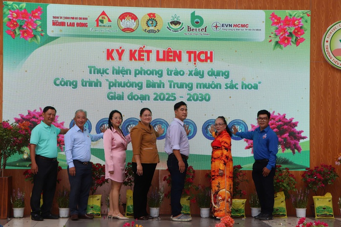 Báo Người Lao Động tặng phường Bình Trưng 2.500 lá cờ tổ quốc- Ảnh 1.