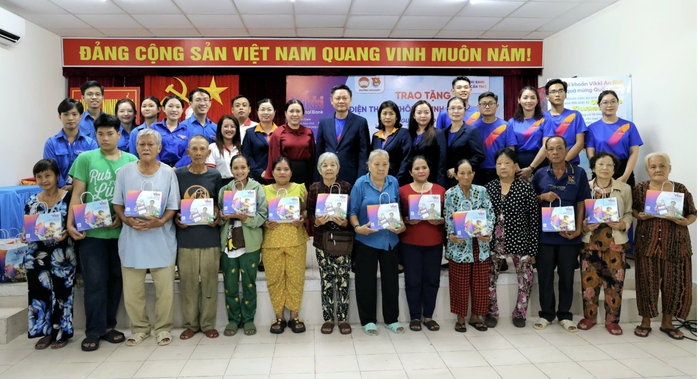 Một phường ở Cần Thơ tặng điện thoại thông minh cho hộ nghèo - Ảnh 1.