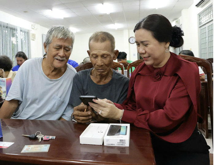 Một phường ở Cần Thơ tặng điện thoại thông minh cho hộ nghèo - Ảnh 2.