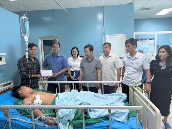 Thăm hỏi, động viên cháu trai sống sót trong vụ thảm án tại Đắk Lắk- Ảnh 1. Thăm hỏi, động viên cháu trai sống sót trong vụ thảm án tại Đắk Lắk- Ảnh 1.