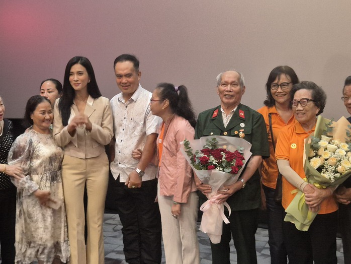 NSƯT Trọng Hải, Kim Tuyến giao lưu tại buổi chiếu "Mưa đỏ" - Ảnh 9.