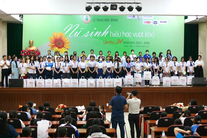 Báo Phụ nữ TP HCM trao 237 suất học bổng Nữ sinh hiếu học vượt khó- Ảnh 1. Báo Phụ nữ TP HCM trao 237 suất học bổng Nữ sinh hiếu học vượt khó- Ảnh 1.