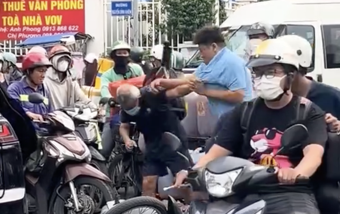 Video người đàn ông đánh cụ ông Tại giao lộ trung tâm TP HCM gây phẫn nộ - Ảnh 1.